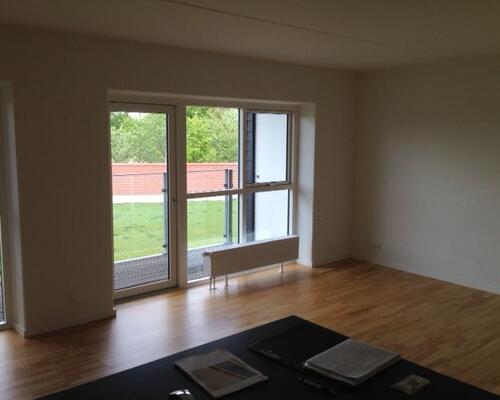 Dejlig lys lejlighed med altan