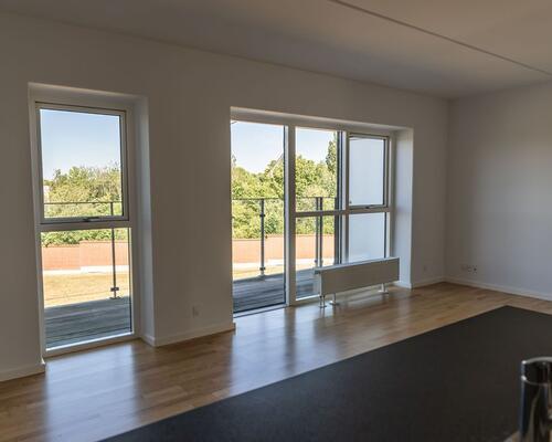 Dejlig lys lejlighed med altan