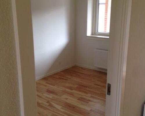 Dejlig lys lejlighed med altan