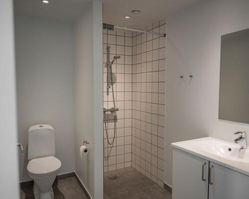 Dejlig lys lejlighed med altan