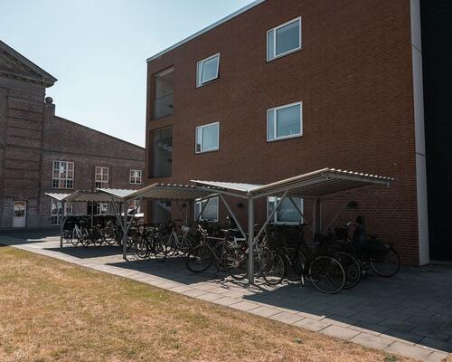 Dejlig lys lejlighed med altan