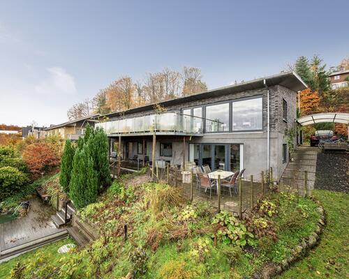 Dejligt møbleret halvt dobbelthus med 4 soveværelser udlejes i kortere perioder 1-6 mdr.