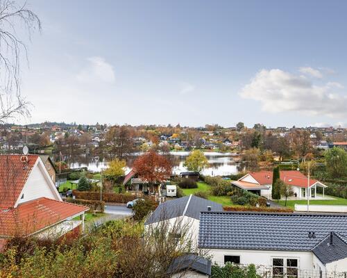 Dejligt møbleret halvt dobbelthus med 4 soveværelser udlejes i kortere perioder 1-6 mdr.