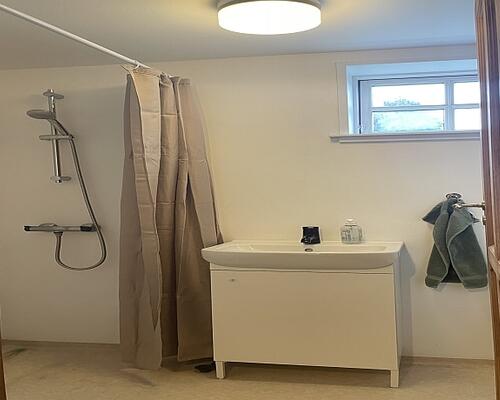 Møbleret lejlighed attraktivt beliggende på 1. sal i en længe i gård - adgang til fælles have og P-plads. Tæt ved naturskønt område og gode busforbindelser på kongevejen - kort afstand til Helsingør motorvejen og Hørsholms bymidte.