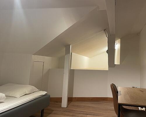 Møbleret lejlighed attraktivt beliggende på 1. sal i en længe i gård - adgang til fælles have og P-plads. Tæt ved naturskønt område og gode busforbindelser på kongevejen - kort afstand til Helsingør motorvejen og Hørsholms bymidte.