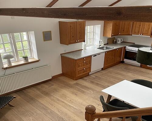 Møbleret lejlighed attraktivt beliggende på 1. sal i en længe i gård - adgang til fælles have og P-plads. Tæt ved naturskønt område og gode busforbindelser på kongevejen - kort afstand til Helsingør motorvejen og Hørsholms bymidte.