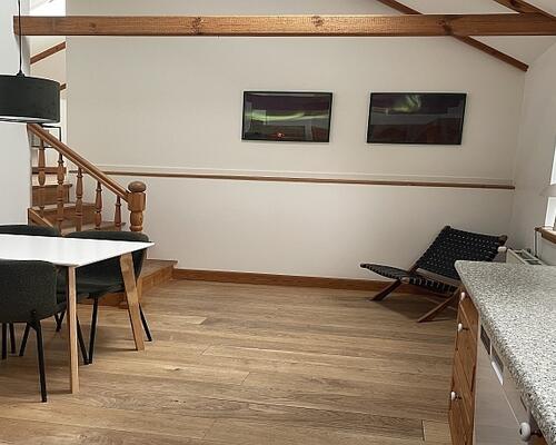 Møbleret lejlighed attraktivt beliggende på 1. sal i en længe i gård - adgang til fælles have og P-plads. Tæt ved naturskønt område og gode busforbindelser på kongevejen - kort afstand til Helsingør motorvejen og Hørsholms bymidte.