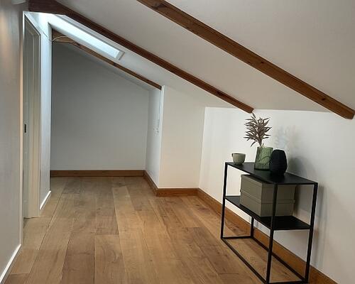 Møbleret lejlighed attraktivt beliggende på 1. sal i en længe i gård - adgang til fælles have og P-plads. Tæt ved naturskønt område og gode busforbindelser på kongevejen - kort afstand til Helsingør motorvejen og Hørsholms bymidte.