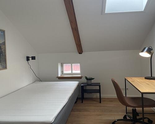 Møbleret lejlighed attraktivt beliggende på 1. sal i en længe i gård - adgang til fælles have og P-plads. Tæt ved naturskønt område og gode busforbindelser på kongevejen - kort afstand til Helsingør motorvejen og Hørsholms bymidte.