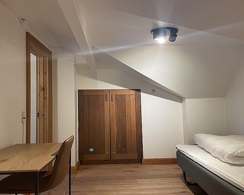 Møbleret lejlighed attraktivt beliggende på 1. sal i en længe i gård - adgang til fælles have og P-plads. Tæt ved naturskønt område og gode busforbindelser på kongevejen - kort afstand til Helsingør motorvejen og Hørsholms bymidte.