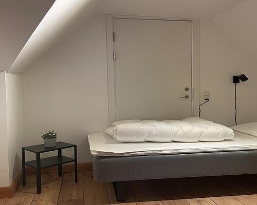 Møbleret lejlighed attraktivt beliggende på 1. sal i en længe i gård - adgang til fælles have og P-plads. Tæt ved naturskønt område og gode busforbindelser på kongevejen - kort afstand til Helsingør motorvejen og Hørsholms bymidte.