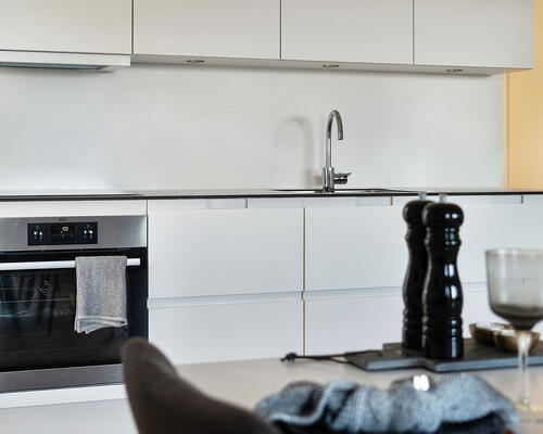 Rummelig og lys 4-værelses lejlighed med altan i et moderne byggeri i Søborg