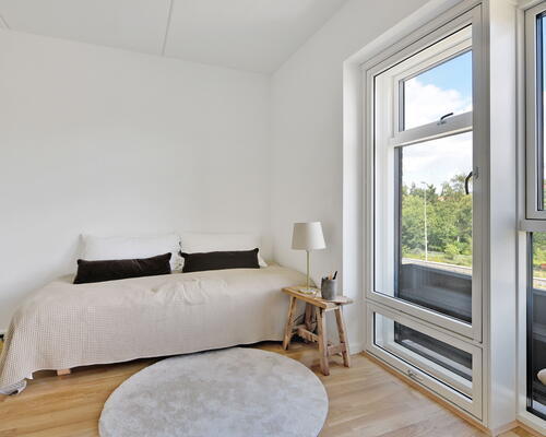 Lys og stor 3-værelses lejlighed med egen terrasse på god belligenhed