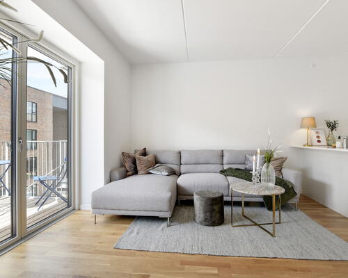 Lys og stor 3-værelses lejlighed med egen terrasse på god belligenhed