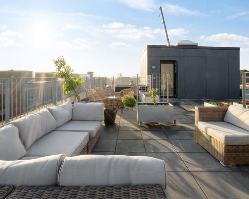 Lys og stor 3-værelses lejlighed med egen terrasse på god belligenhed