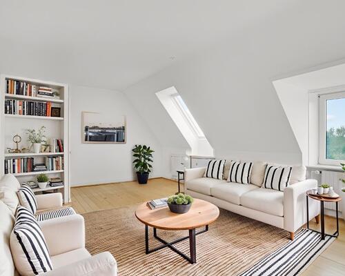 Lys 3-værelses taglejlighed med charmerende plankegulve og godt lysindfald – tæt på indkøb og bus