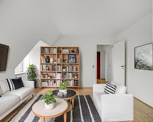 Lys 3-værelses taglejlighed med charmerende plankegulve og godt lysindfald – tæt på indkøb og bus