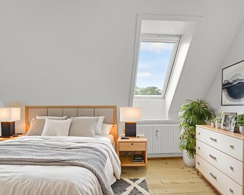 Lys 3-værelses taglejlighed med charmerende plankegulve og godt lysindfald – tæt på indkøb og bus