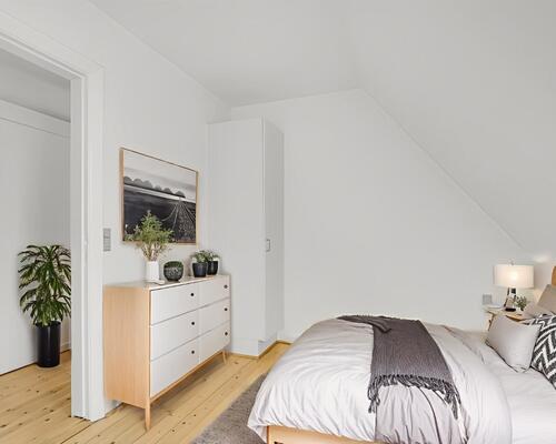 Lys 3-værelses taglejlighed med charmerende plankegulve og godt lysindfald – tæt på indkøb og bus