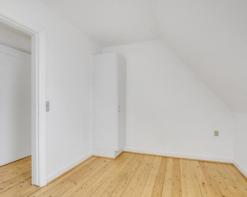 Lys 3-værelses taglejlighed med charmerende plankegulve og godt lysindfald – tæt på indkøb og bus