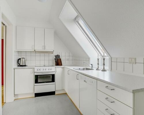 Lys 3-værelses taglejlighed med charmerende plankegulve og godt lysindfald – tæt på indkøb og bus