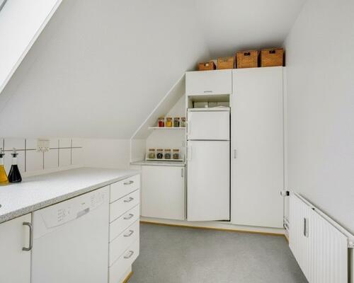 Lys 3-værelses taglejlighed med charmerende plankegulve og godt lysindfald – tæt på indkøb og bus