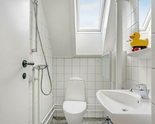 Lys 3-værelses taglejlighed med charmerende plankegulve og godt lysindfald – tæt på indkøb og bus