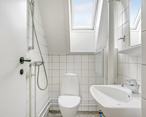 Lys 3-værelses taglejlighed med charmerende plankegulve og godt lysindfald – tæt på indkøb og bus