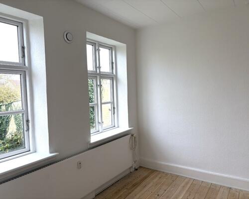 Lækker lys 3 værelses lejlighed på stille lukket vej centralt i Nyborg – 84 Kvm