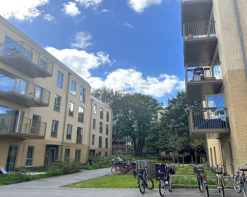 Lys lejlighed med altan i populært område