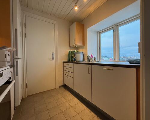 Fin lys 2-værelses tæt på gågaden