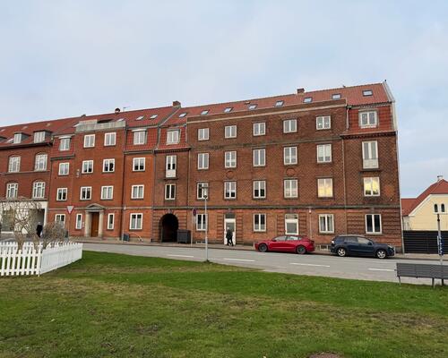 Fin lys 2-værelses tæt på gågaden