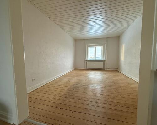 Fin lys 2-værelses tæt på gågaden