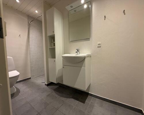 Fin lys 2-værelses tæt på gågaden