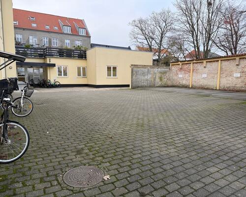 Fin lys 2-værelses tæt på gågaden