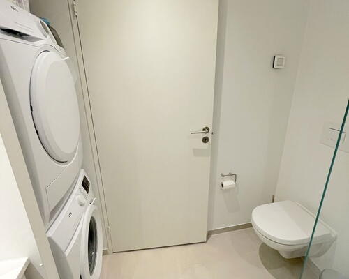 3-værelses med solrig altan, beliggende ved fjord og natur