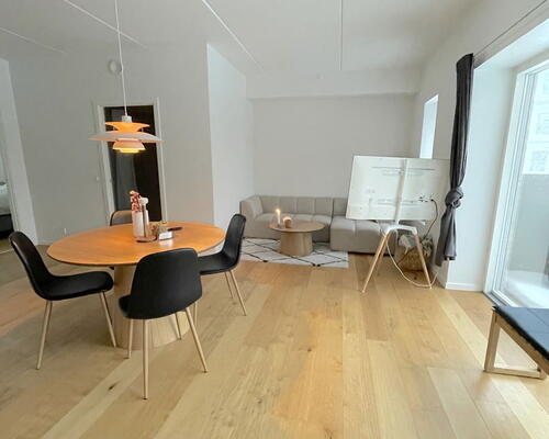 3-værelses med solrig altan, beliggende ved fjord og natur