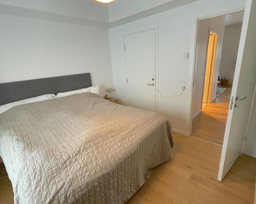 3-værelses med solrig altan, beliggende ved fjord og natur