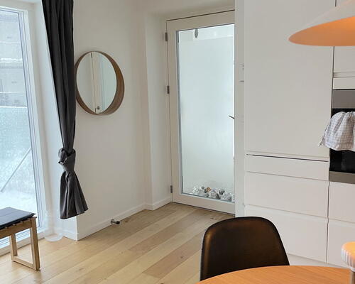 3-værelses med solrig altan, beliggende ved fjord og natur