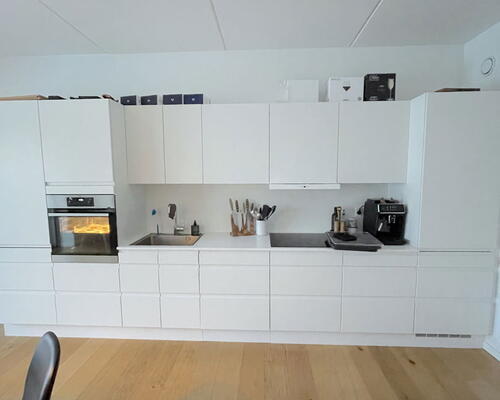 3-værelses med solrig altan, beliggende ved fjord og natur