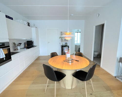 3-værelses med solrig altan, beliggende ved fjord og natur