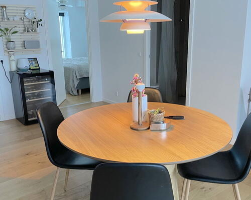 3-værelses med solrig altan, beliggende ved fjord og natur