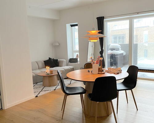 3-værelses med solrig altan, beliggende ved fjord og natur