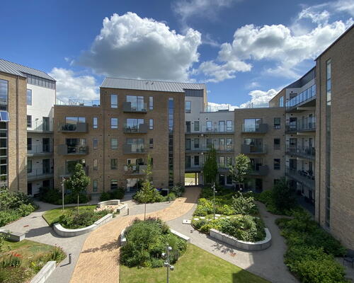 3-værelses med solrig altan, beliggende ved fjord og natur