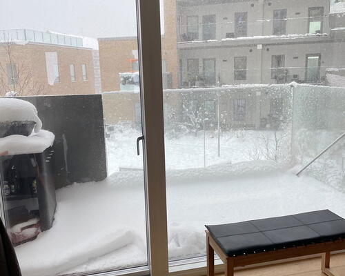 3-værelses med solrig altan, beliggende ved fjord og natur