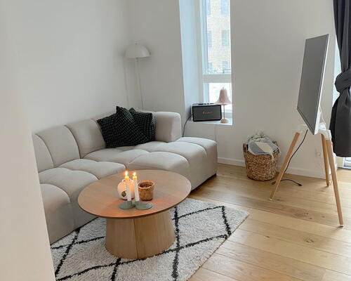 3-værelses med solrig altan, beliggende ved fjord og natur