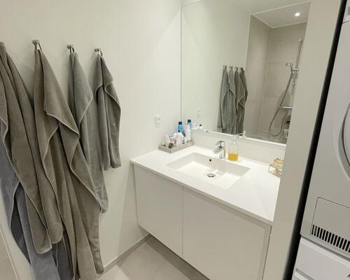 3-værelses med solrig altan, beliggende ved fjord og natur