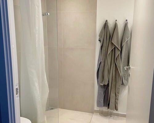 3-værelses med solrig altan, beliggende ved fjord og natur