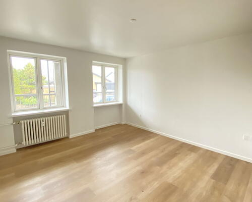 Rummelig 3-værelses lejlighed med lækker altan