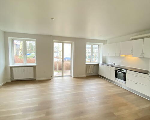 Rummelig 3-værelses lejlighed med lækker altan